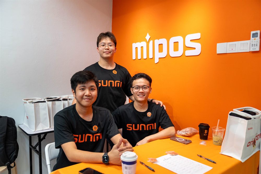 The Mipos team consulting a customer at the Sunmi Home
